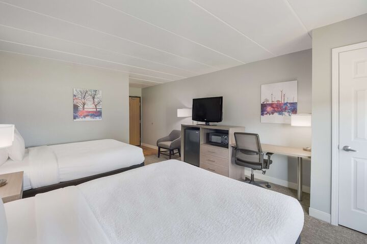 2 Queen Beds High Speed Internet Accessible Microwave and Refrigerator Chair with Ottoman Desk Full Breakfast (1 of 18)