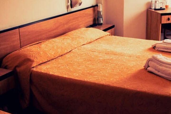 Room 6 of 8