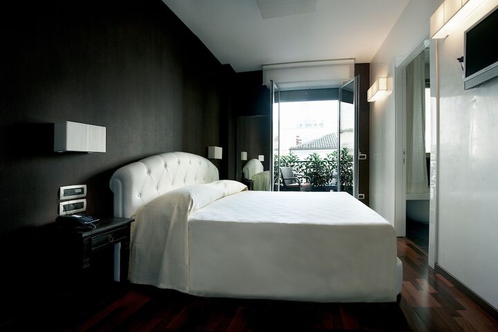 Room 3 of 28