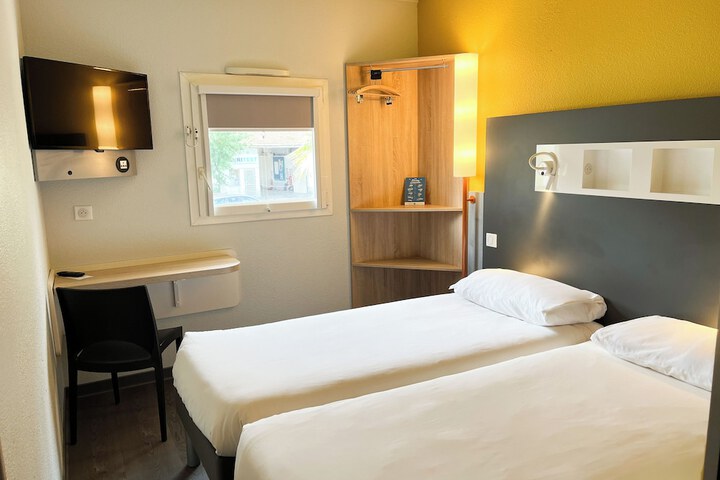 Room 2 of 62