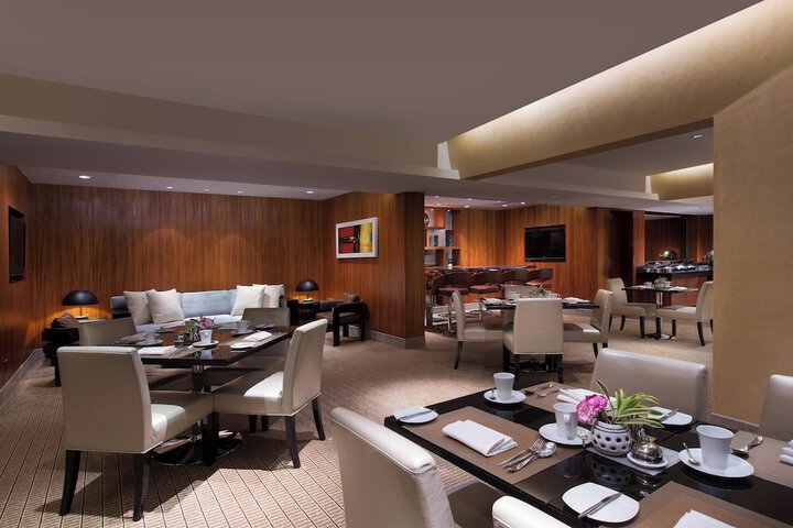 Lounge 72 of 84