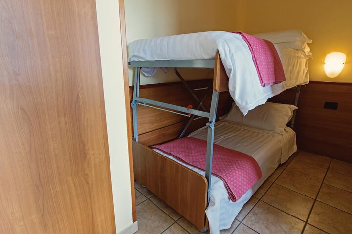 Room 6 of 73