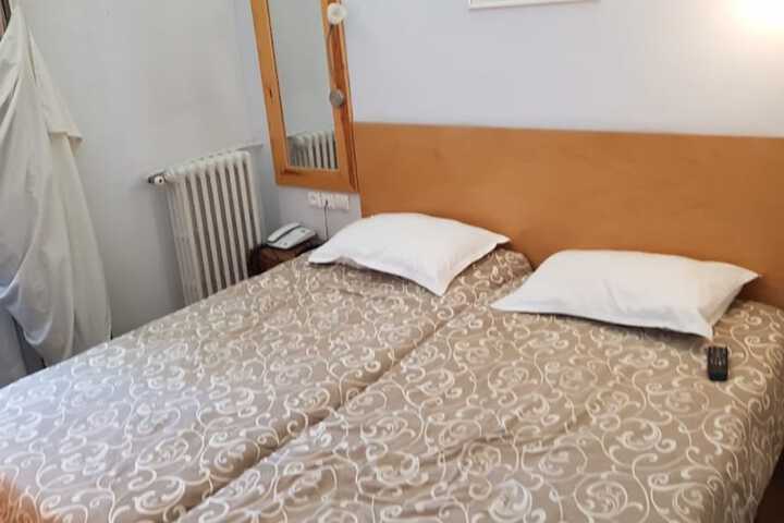 Room 9 of 18
