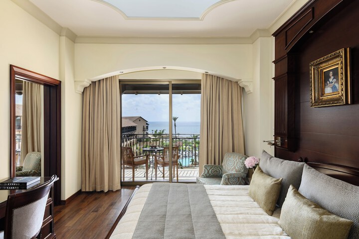 Room 44 of 90