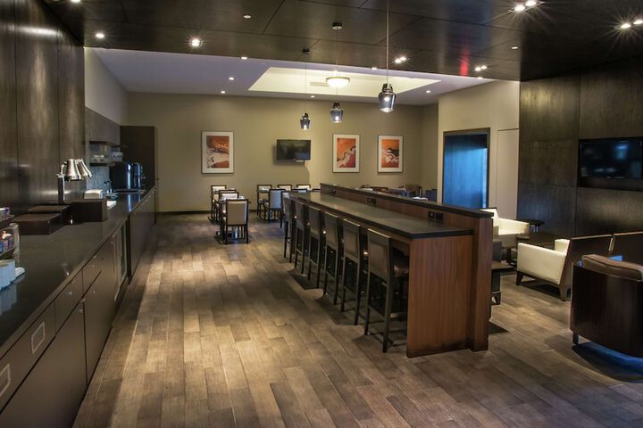 Lounge 96 of 101