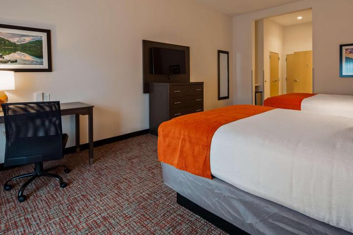 Accesssuite1 Kingbedmobilityaccesswalkinshowersofabedforonepersonrefrigeratornonsmokingfullbreakfast (20 of 24)