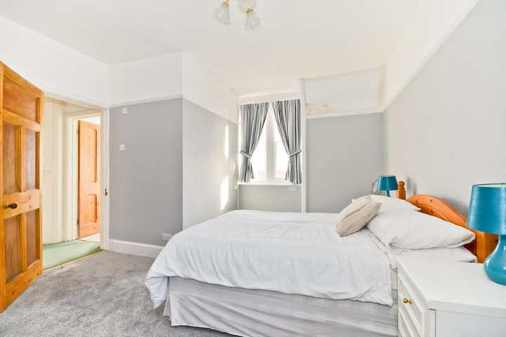 Room 4 of 17