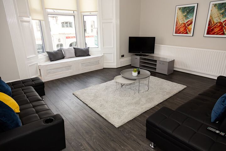 Lounge 7 of 22
