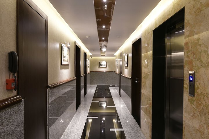 Ballroom/Hall 23 of 27
