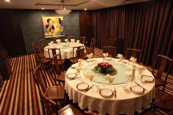 Dining 9 of 10