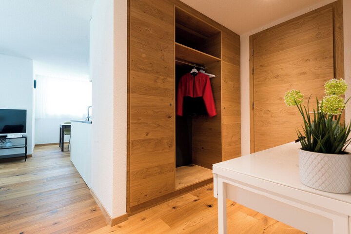 Room 6 of 28