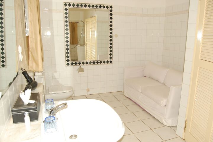 Room 15 of 33