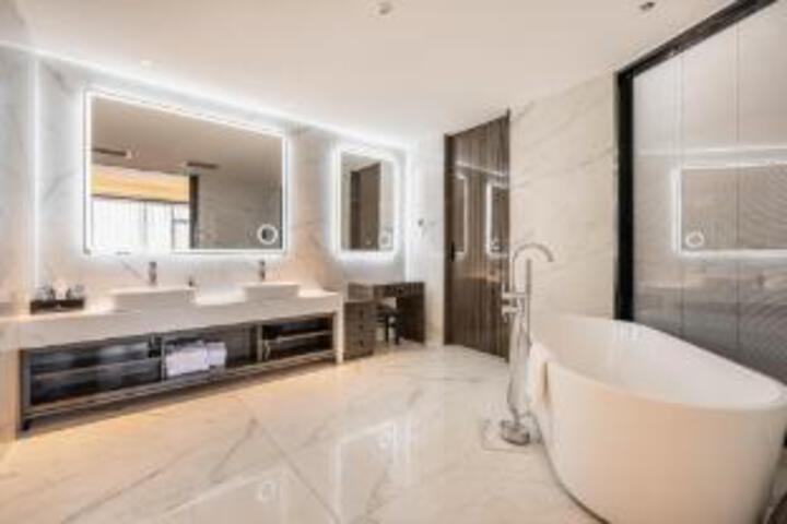 Qianxi Silk Road International Hotel (Zhangye High-speed Railway Station)
