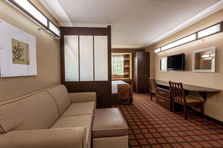 1 Queen Bed Accessible Room (12 of 19)