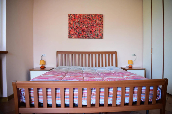 Room 4 of 16