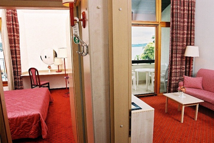 Room 3 of 35