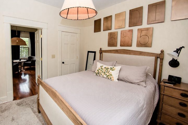 Room 4 of 25