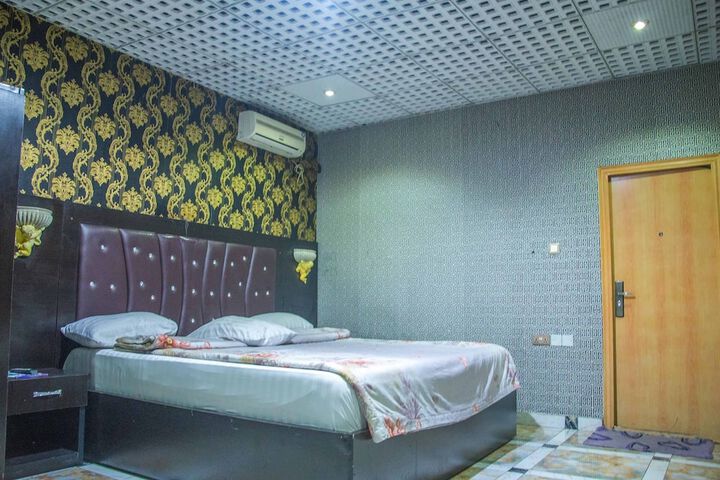 Room 27 of 48