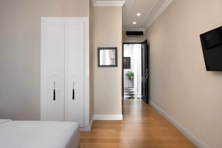 Room 4 of 63