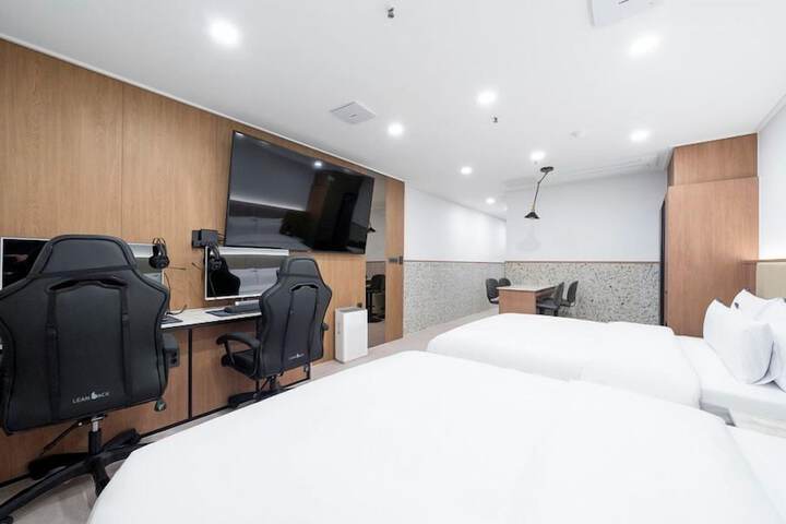 Room 72 of 109