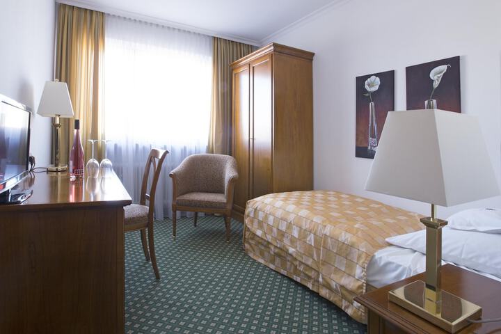 Room 4 of 71