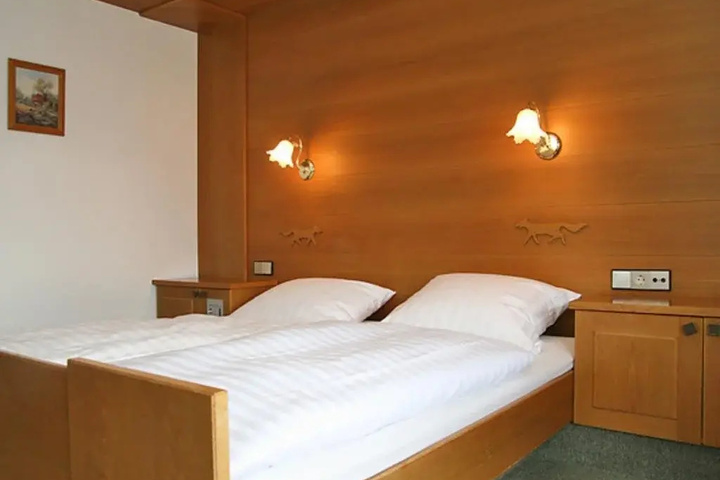 Room 5 of 6