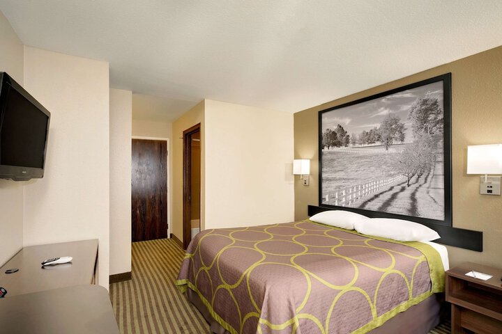 1 Queen Bed (12 of 13)