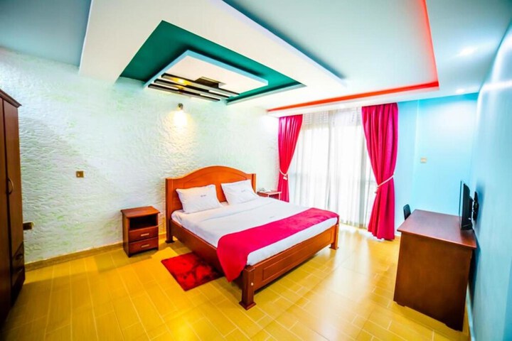 Room 5 of 18