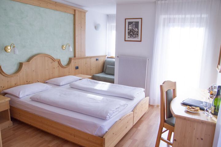 Room 6 of 25