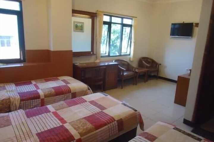Room 4 of 12
