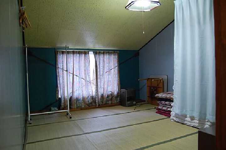 Room 4 of 16