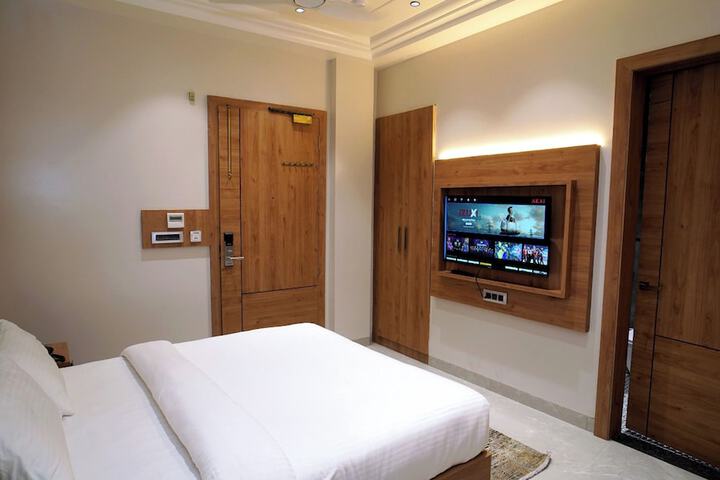 Room 2 of 40