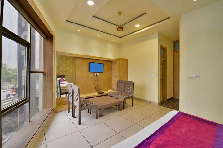 Room 6 of 12