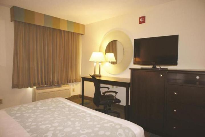 1 King Bed (8 of 20)