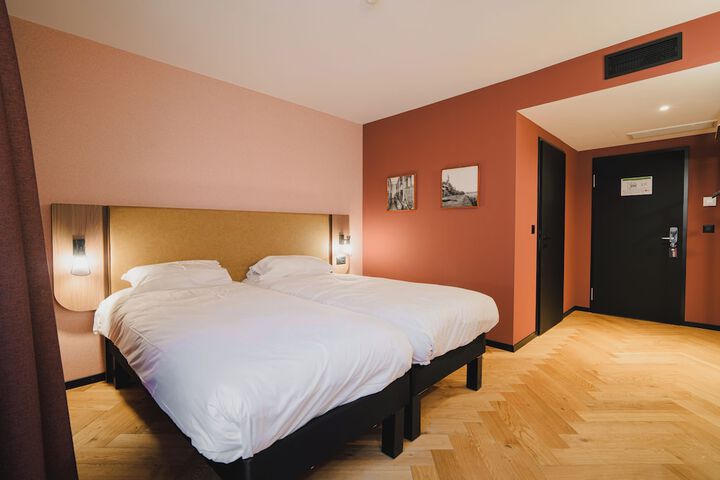 Room 10 of 31