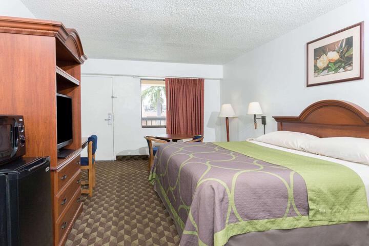 1 King Bed (3 of 8)