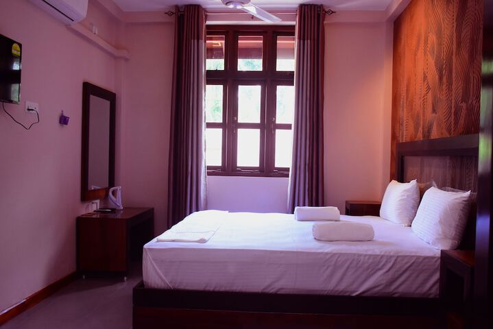 Room 4 of 8
