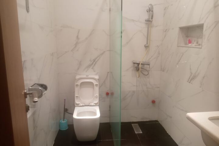 Room 5 of 18