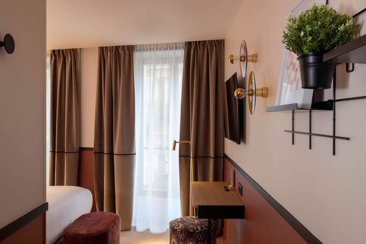 Room 40 of 103