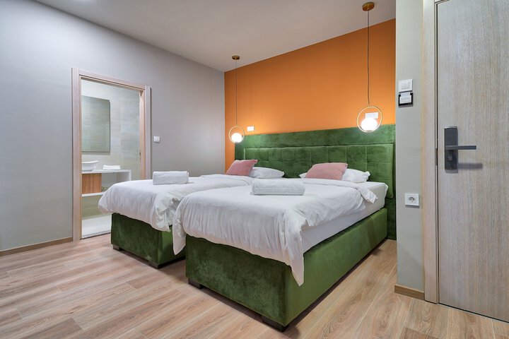 Room 10 of 27