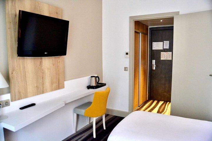 Room 8 of 42