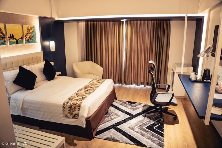 Room 6 of 18