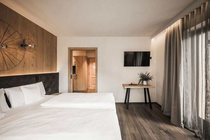Room 5 of 115