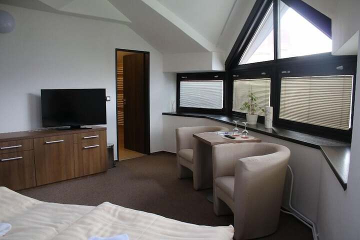 Room 6 of 35