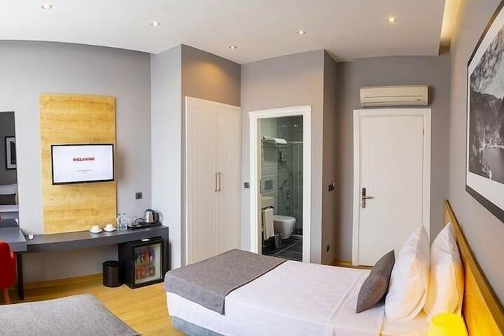 Room 8 of 28
