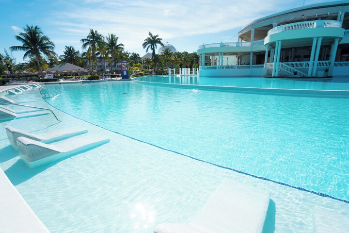 Pool 41 of 152