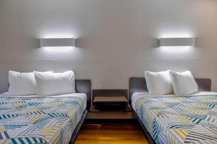 2 Queen Beds | Mobil Acces Roll in Shower Micfridge (4 of 5)