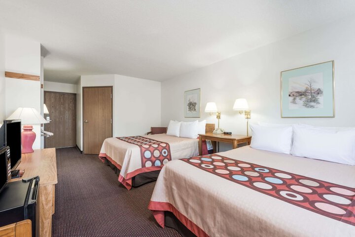 1 Queen Bed (7 of 18)