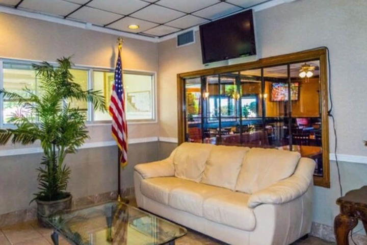 Lounge 16 of 27