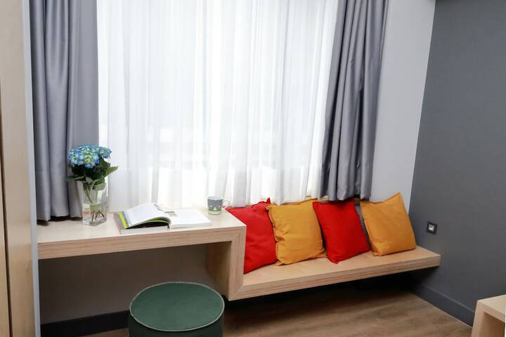 Room 6 of 102